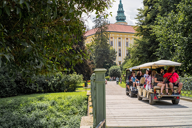 Kroměříž - jízda vláčkem - Bontour